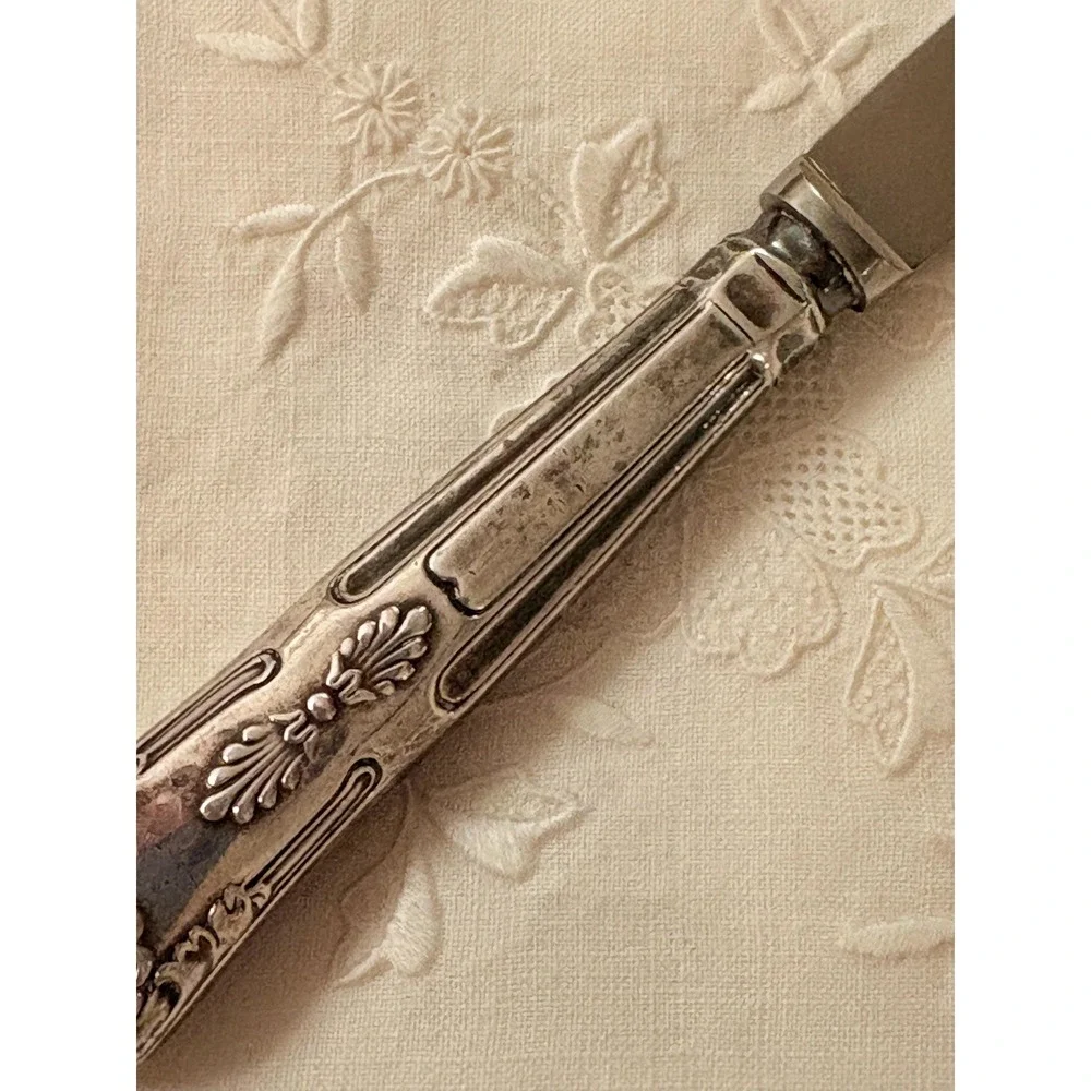Vintage Viners of Sheffield Stainless Butter Knife England Shell‎ Floral Handle